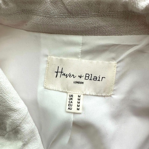 Chic Women's Cream Sleeveless Blazer - Picture 2 of 10